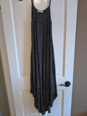 Women's Black and White Striped Sleeveless Maxi Dress With Pockets